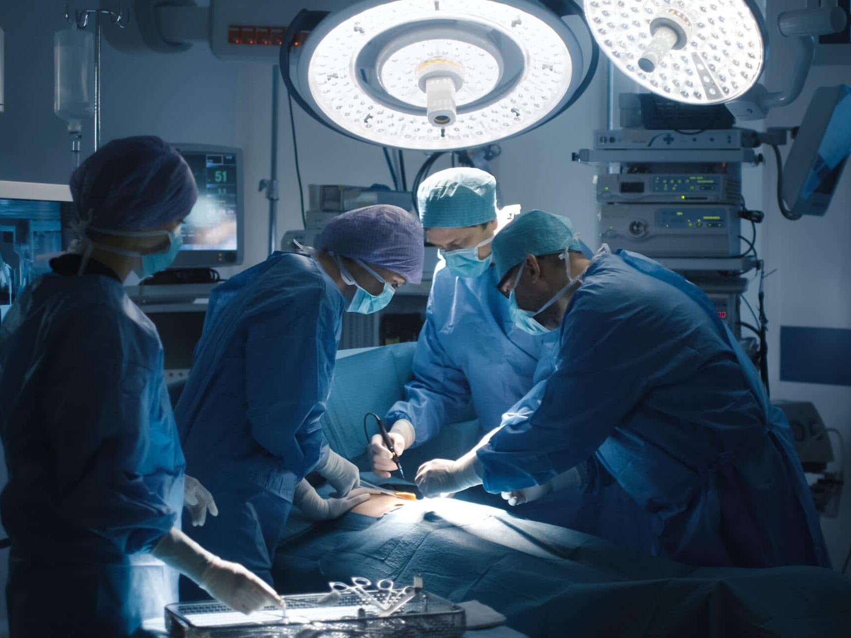 Médicos realizando um procedimento cirúrgico